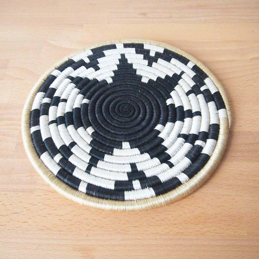 Handwoven pan trivet in black and white